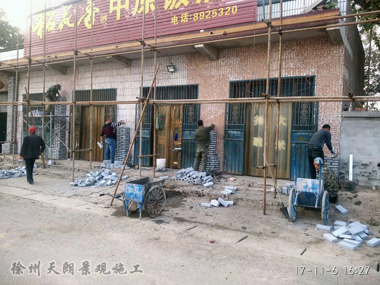 工人們在王堤街道改造工程中工作